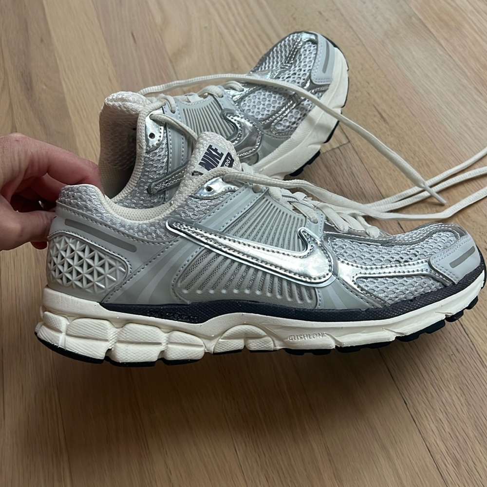 Nike women’s Vomero 5 Photon Dust/Chrome/Gridiron/Sail 8.5
